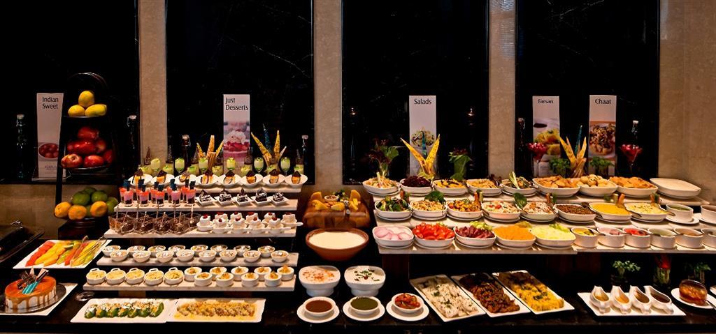 Fortune Jp Palace, Mysore - Member Itc Hotels' Group Restaurant photo A buffet at a hotel