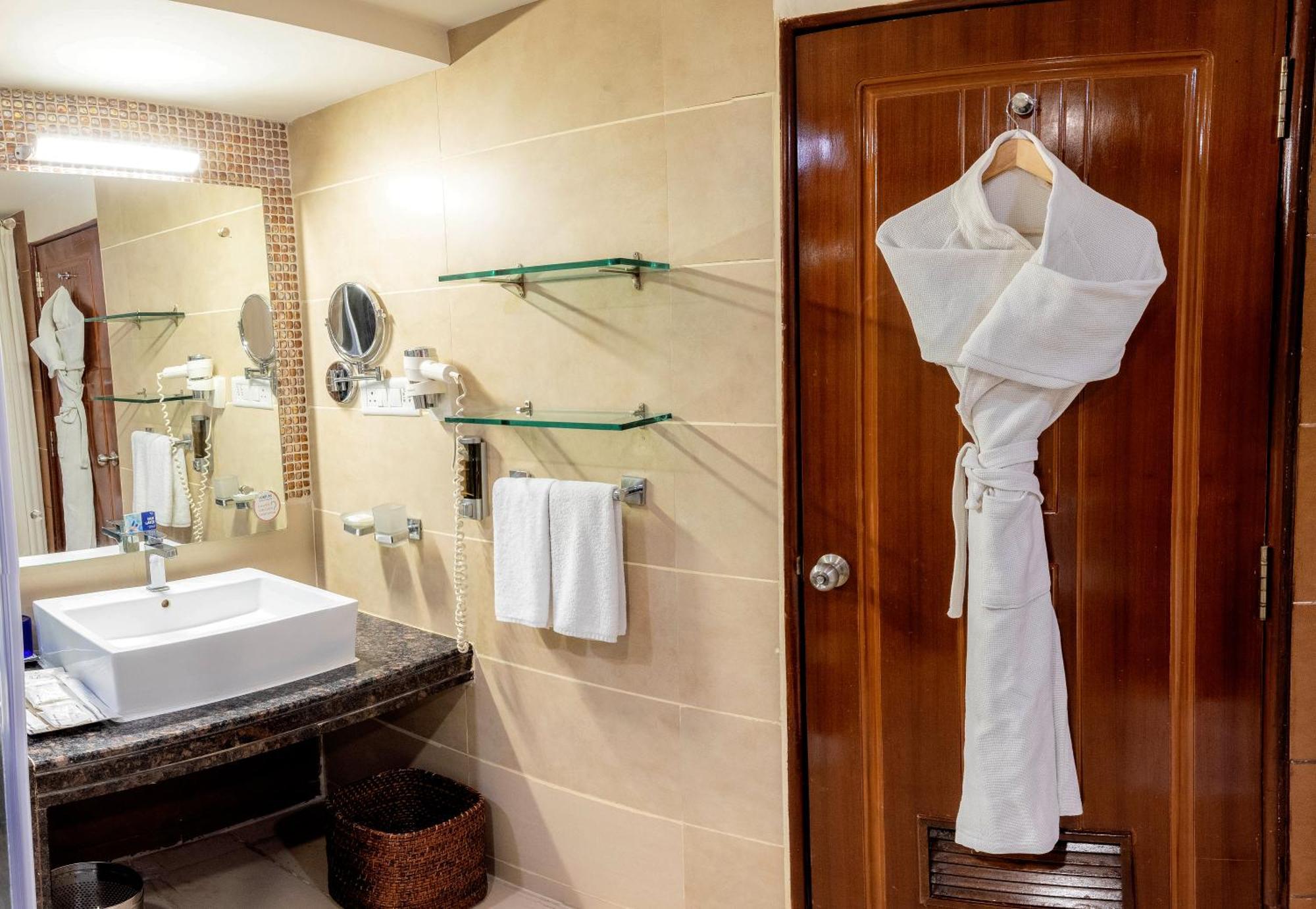 Fortune Jp Palace, Mysore - Member Itc Hotels' Group Extérieur photo A bathrobe hanging on a door