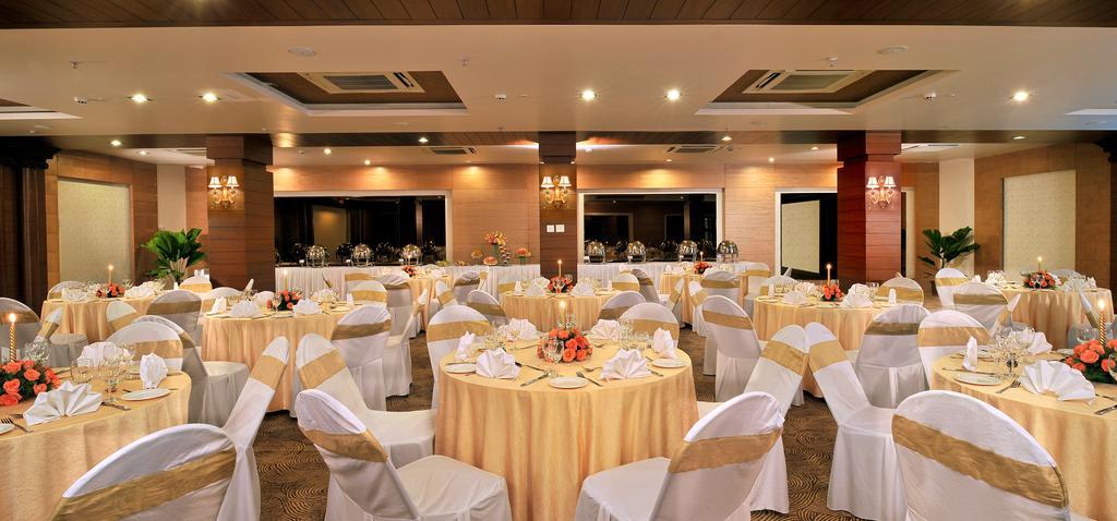 Fortune Jp Palace, Mysore - Member Itc Hotels' Group Extérieur photo The Royal, a banquet hall at the hotel